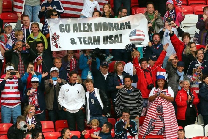 Các CĐV Mỹ cổ vũ cho Alex Morgan và đội bóng đá nữ Hoa Kỳ.